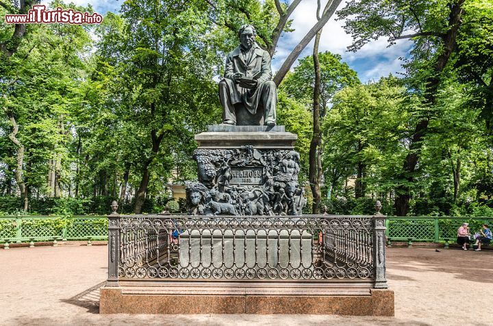 Immagine Il monumento a Krylov una delle attrazioni del Giardino d'Estate a San Pietroburgo - ©  Alex 'Florstein' Fedorov - CC BY-SA 4.0 - Wikipedia  