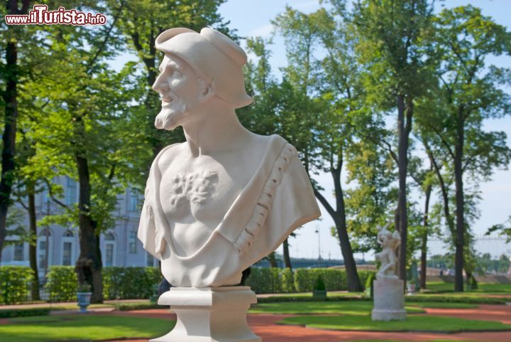 Immagine Il busto di Democrito, scolpito dall'artista italiano Orazio Marinali, fa parte della collezione di decine di statue dei Giardini d'Estate di San pietroburgo - © Telia / Shutterstock.com