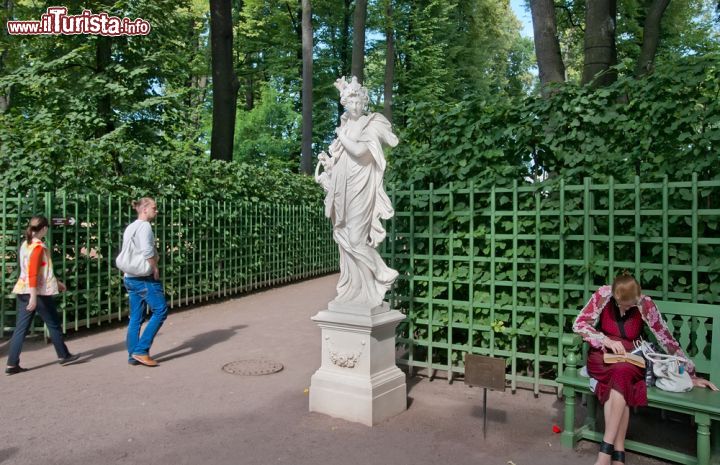 Immagine Una statua di Cerere, opera del 18° secolo di scuola italiana, una delle tante statue presenti nel parco del Giardino d'Estate di San pietroburgo - ©Telia / Shutterstock.com