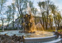 La Fontana Corona, fotografata al tramonto, si trova nel Giardino d'Estate di San Pietroburgo - © Luxerendering / Shutterstock.com