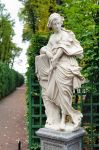 Una statua di Ninfa, opera dell'artista fiammingo T. Cvellinus, scolpita alla fine del 17° secolo, all'interno del Giardino d'Estate a San Pietroburgo - © Roman Evgenev ...