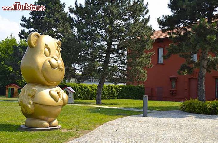 Immagine Il Giardino delle Meraviglie si trova all'esterno del Museo del Cavallo Giocattolo di Grandate