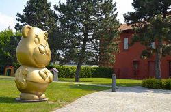 Il Giardino delle Meraviglie si trova all'esterno del Museo del Cavallo Giocattolo di Grandate