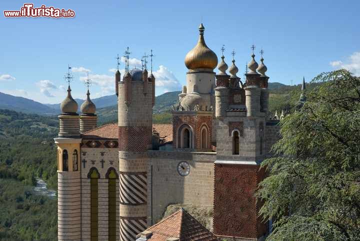 Immagine Le torri arabeggianti del castello di Rocchetta Mattei: pur essendo sul territorio del comune di Grizzana Morandi, il palazzo si trova più vicino a Riola di Vergato, lungo la valle del fiume Reno in provincia di Bologna