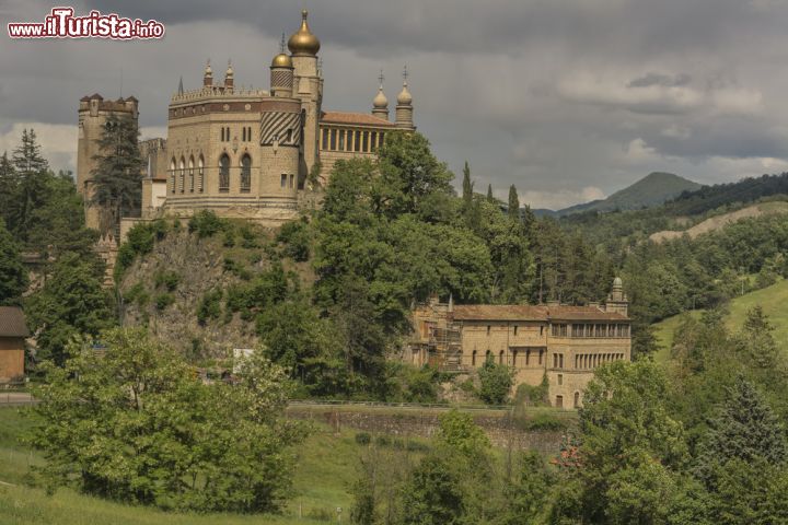 Immagine Riola (Bologna): il Castello Rocchetta Mattei comune di Grizzana Morandi - © dlaurro / Shutterstock.com