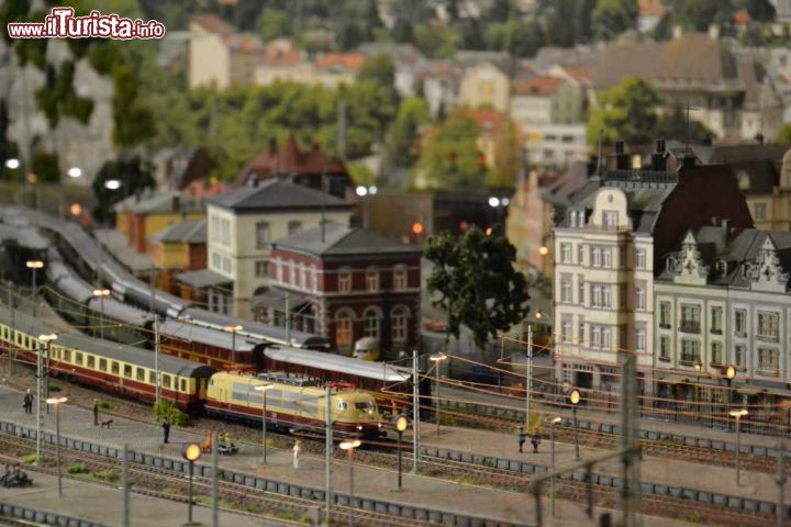 Immagine I trenini e i plastici di Mondotreno sono curati nei più piccoli particolari. La più grande collezione italiana del genere si trova a Rablà, frazione di Parcines in Alto Adige  - © Mondotreno