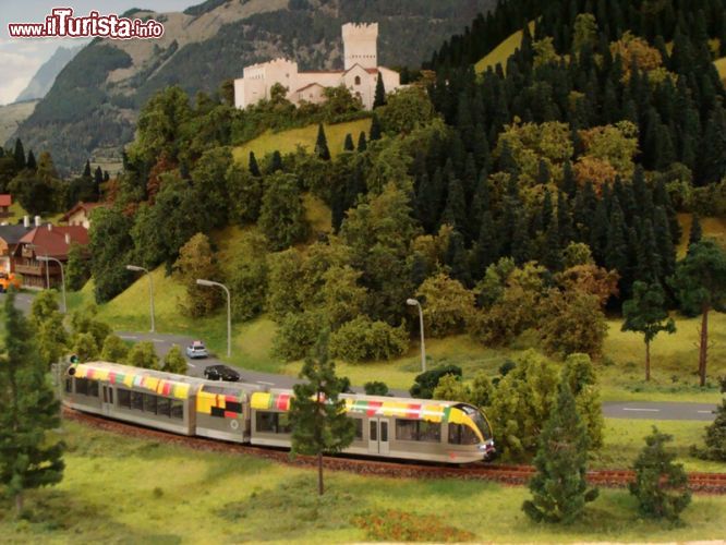 Immagine Mezzamontagna Plastico della zona di Coira, nei Grigioni svizzeri, il perfetto sfondo per uno de trenini di Mondotreno a Rablà - © Mondotreno