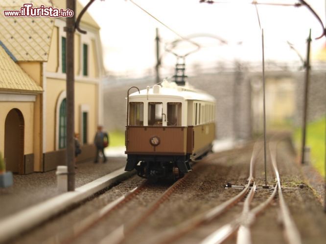 Immagine Un tram nel museo di Eisenbahnwelt, ovvero l'esposizone di Mondotreno a Rablà vicino a Merano - © Mondotreno