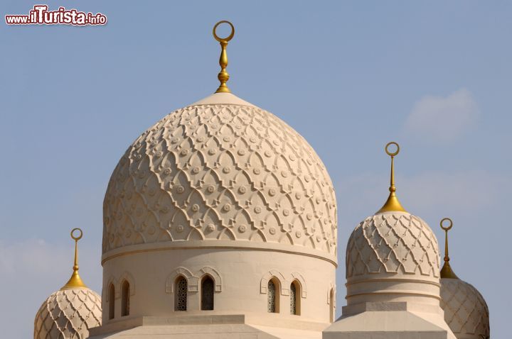 Immagine La cupola principale della Moschea Jumeirah a Dubai, l'unica visitabile dai non musulmani della città - © Philip Lange / Shutterstock.com