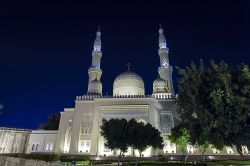 La pietra bianca utilizzata per la costruzione della Moschea di Jumeirah di notte aumenta il fascino dell'edificio di Dubai - © Anastasios71 / Shutterstock.com