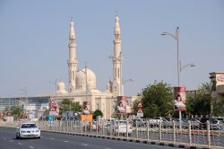 La grande moschea di Dubai fotografata dalla Jumeirah road - © Philip Lange / Shutterstock.com 