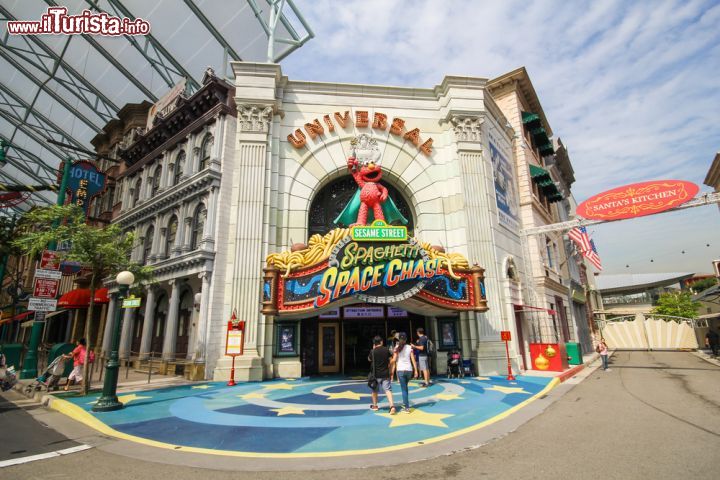 Immagine Attrazioni degli Universal Studios, Singapore. L'ingresso di "Spaghetti Space Chase", una delle tante attrazioni che si possono visitare agli Universal Studios - © SATHIANPONG PHOOKIT / Shutterstock.com