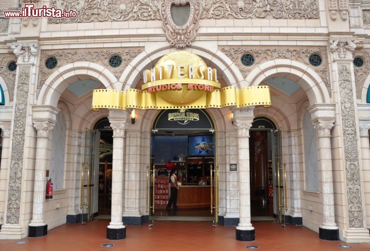 Immagine Store degli Universal Studios di Singapore. Alla boutique di questo parco tematico del sud est asiatico i turisti possono acquistare souvenirs, giochi, capi d'abbigliamento e ogni altro oggetto da collezione - © Lester Balajadia / Shutterstock.com