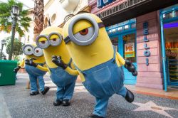 Minion agli Universal Studios di Singapore. Creati da Ken Daurio e Cinco Paul, i mionion sono i protagonisti dell'omonimo film di animazione del 2015 diretto da Pierre Coffin e Kyle Balda. ...