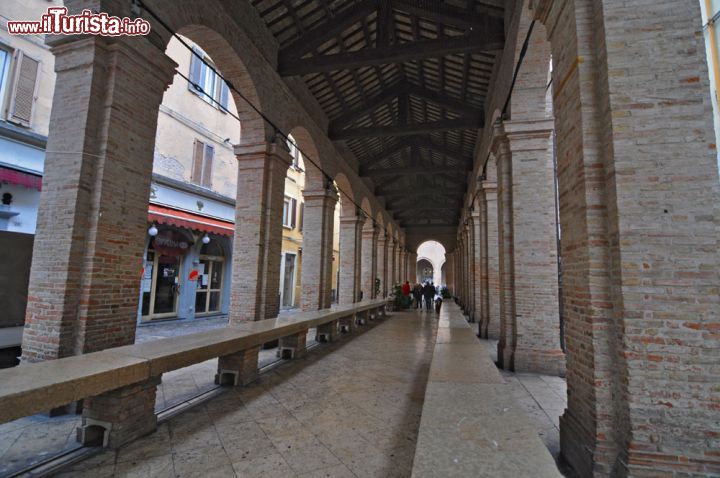 Immagine Il doppio portico della Vecchia Pescheria di Rimini. Il pesce veniva esposto sui banconi di marmo che vedete sul lato sinistro dell'immagine