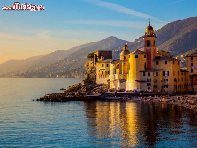 Immagine Il tramonto sulla basilica di Santa Maria Assunta a Camogli - © Taiga / Shutterstock.com