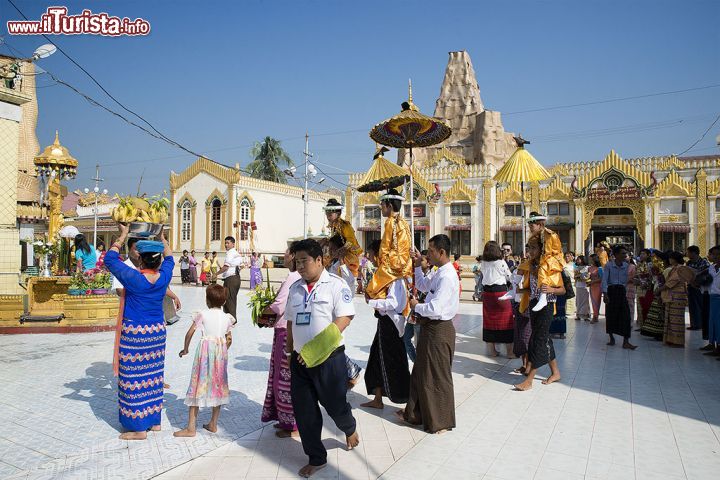 Immagine Processione cerimonia noviziato alla Botataung Paya di Yangon in Birmania - © Roberto Cornacchia / www.robertocornacchia.com