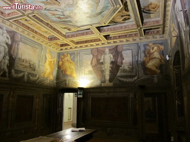 Immagine Illuminazione suggestiva nel grande salone di Casa Museo Vasari ad Arezzo - © Combusken - CC BY-SA 3.0 - Wikipedia