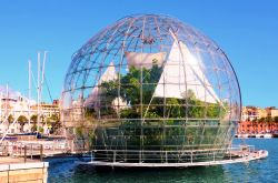 La Biosfera fa parte dell'AcquarioVillage, una delle attrazioni del complesso dell'Acquario di Genova - © maudanros / Shutterstock.com 
