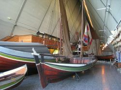 Interno del museo Fram di Oslo: oltre alla barca che da il nome alla struttura, sono esposte altre imbarcazioni che hanno partecipato alla saga delle esplorazioni polare, tra la fine dell'800 ...