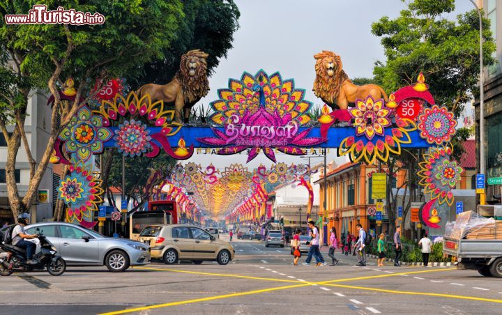 Immagine Le strade di Little India a Singapore decorate per il Festival delle Luci, le celebrazioni del Deepavali hindu - © tristan tan / Shutterstock.com