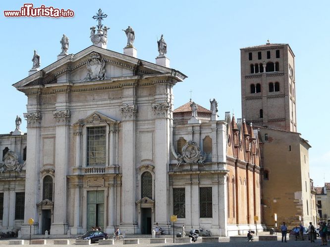 Immagine La chiesa di San Pietro e il suo campanile romanico, ovvero il Duomo di Mantova in piazza Sordello, il tempio cristiano più importante della città - © Davide Papalini - CC BY-SA 3.0 - Wikipedia