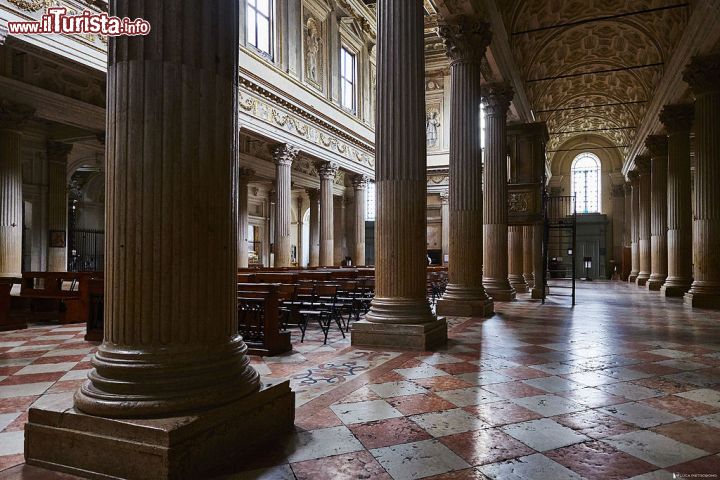 Immagine Il Colonnato della navata laterale sinistra del Duomo di Mantova - ©  Luca Pietrobono -CC BY-SA 4.0 - Wikipedia