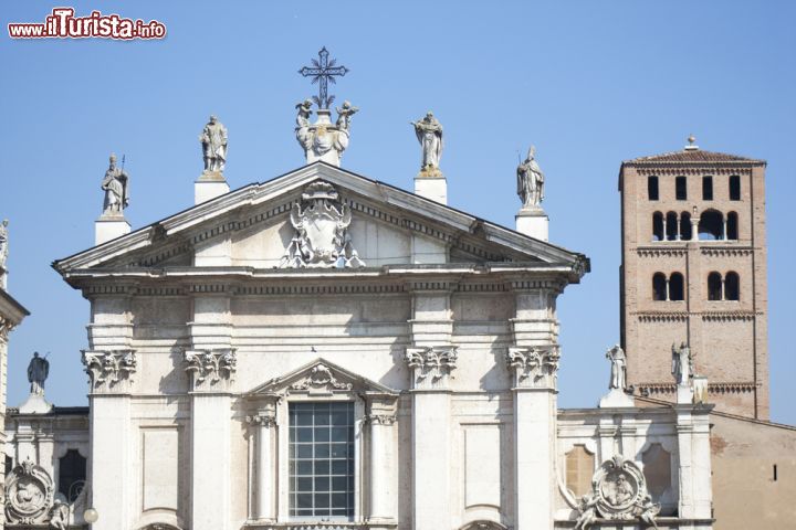 Immagine Particolare della facciata e della torre campanaria del Duomo di Mantova - © Matteo Ceruti / Shutterstock.com