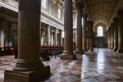 Il Colonnato della navata laterale sinistra del Duomo di Mantova - ©  Luca Pietrobono -CC BY-SA 4.0 - Wikipedia