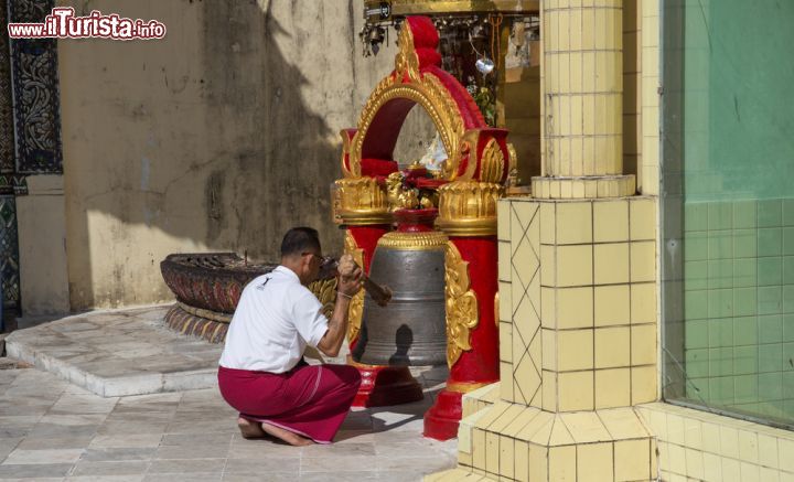 Immagine Un fedele in preghiera all'interno del cortile della Sule Pagoda di Yangon - © NICOLA MESSANA PHOTOS / Shutterstock.com