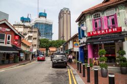 Panorama di Kampong Glam, Singapore. Questo distretto della città stato asiatica si trova a nord del fiume Singapore: il nome dell'area si pensa che derivi da un albero chiamato "gelam" ...