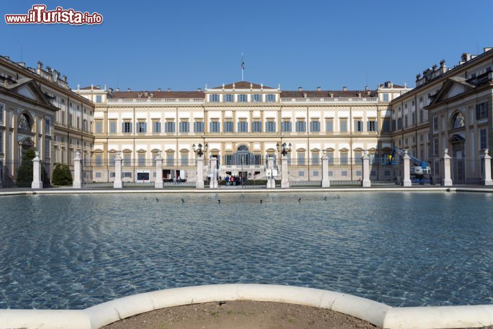 Immagine Fontana e facciata del complesso di Villa Reale a Monza - © Claudio Giovanni Colombo / Shutterstock.com