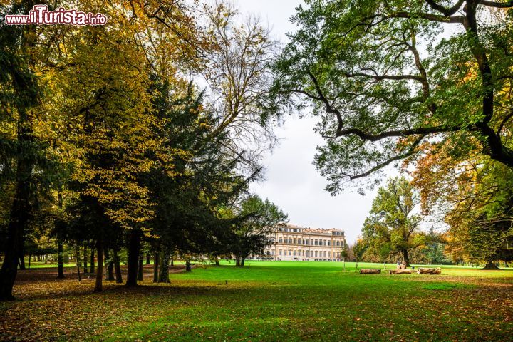 Immagine Il parco di Villa Reale a Monza, in Lombardia. Mentre la visita ai giardini  è gratutita, per caccedere all'interno della reggia si paga un biglietto d'ingresso - © Alfio Finocchiaro / Shutterstock.com