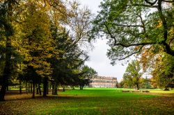 Il parco di Villa Reale a Monza, in Lombardia. Mentre la visita ai giardini  è gratutita, per caccedere all'interno della reggia si paga un biglietto d'ingresso - © ...