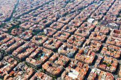 Panorama aereo degli edifici di Eixample a Barcellona, Spagna. L'architettura urbana di questo distretto di Barcellona, disegnato da Ildefons Cerdà, si presenta come un reticolo regolare ...