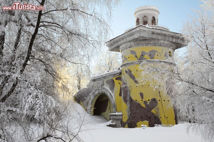 Immagine Padiglione immerso nella neve al parco di Tsarskoye Selo, Russia. La spessa coltre di neve circonda questo bel padiglione del giardino del Palazzo di Caterina - © walter_g / Shutterstock.com