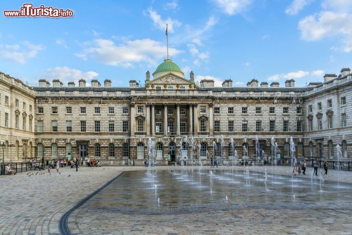 Immagine L'imponente facciata di Somerset House a Londra - © Kiev.Victor / Shutterstock.com