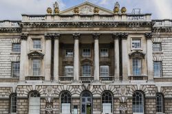 Dettaglio dell'elegante Somerset House a Londra. Opera di Sir William Chambers, del 1776 si trova in centro a città non distante dal fiume Tamigi  - © Kiev.Victor/ Shutterstock.com ...