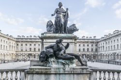 La statua di Giorgio III nel complesso della Somerset House a Londra - © Kiev.Victor / Shutterstock.com