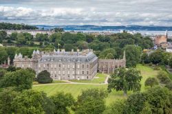 Il palazzo della Regina, ovvero Holyroodhouse Palace, fotografato dal punto panoramico di Arthur's seat a Edimburgo - © FCG / Shutterstock.com
