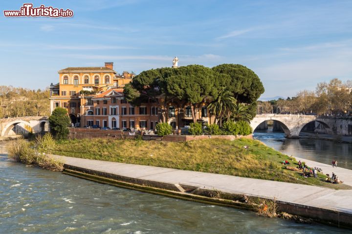 Immagine Dotata di un forma a prua di nave l'Isola Tiberina a Roma è l'unica isola urbana del fiume Tevere - © Bucchi Francesco / Shutterstock.com