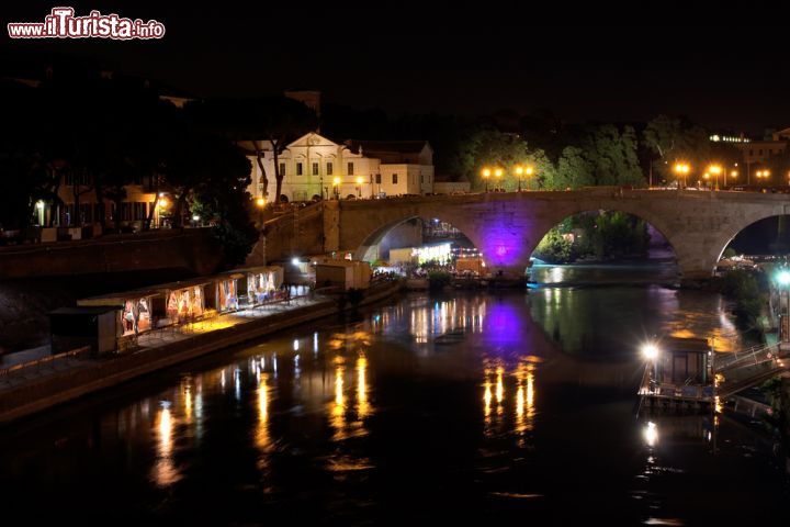 Immagine Panorama notturno dell'Isola Tiberina a Roma - © Evgeny Mogilnikov / Shutterstock.com