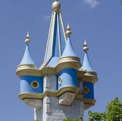 Il Castello di mago merlino a Fiabilandia, è una delle attrazioni più gettonate tra i bambini di età media - © Fiabilandia