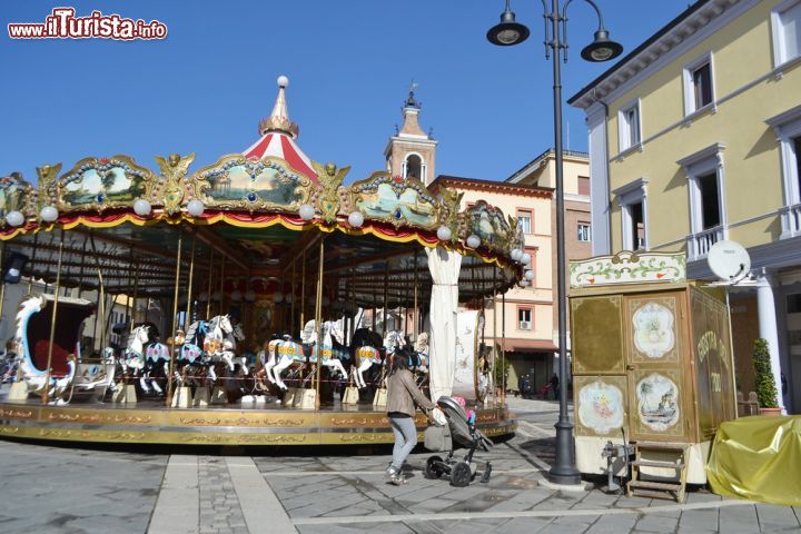 Immagine Giostra tradizionale in Piazza Tre Martiri a Rimin i- © konstantinks / Shutterstock.com