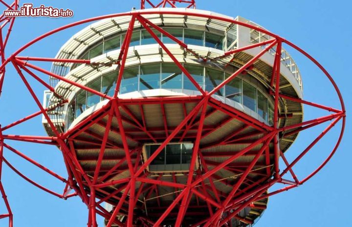 Immagine La cima della torre panoramica di ArcelorMittal Orbit, da qui scendo uno scivolo adrenalinico a tunnel, il più alto, lungo e veloce del mondo - © Ron Ellis / Shutterstock.com