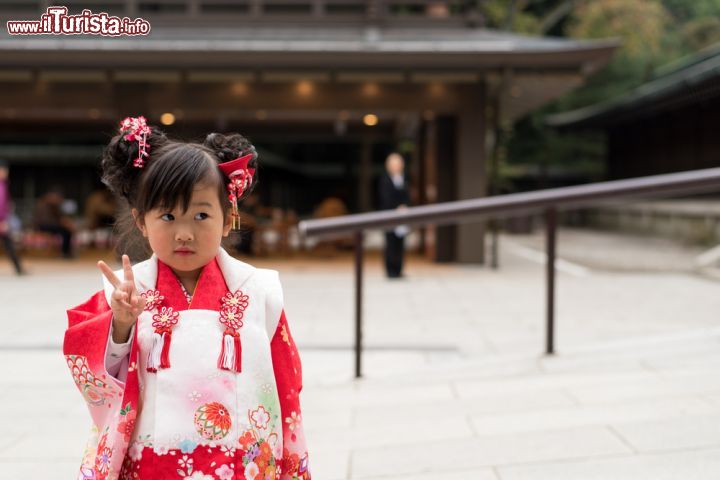 Immagine Una bambina con kimono tradizionale durante un matrimonio presso il Santuario di Meiji a Tokyo - © Jirat Teparaksa / Shutterstock.com