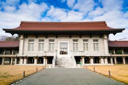 La facciata di uno degli edifici del complesso del Santuario di Meiji a Tokyo, dedicato al 122° imperatore del Giappone - © Cedric Weber / Shutterstock.com