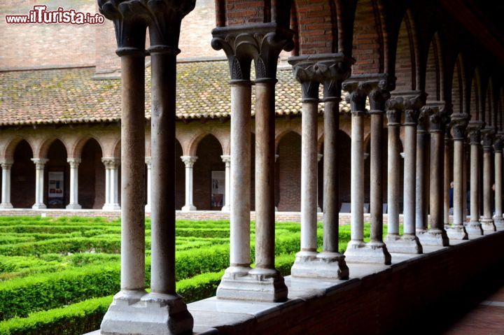 Immagine Le colonne del chiostro del Couvent des Jacobins di Tolosa (Toulouse). L'architetto Prosper Mérimée ne curò la ristrutturazione all'inizio del XX secolo.