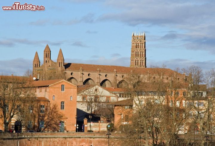 Immagine Il panorama del Centro di Tolosa con la grande Chiesa del convento dei Giacobini che domina la skyline della città francese - © Kimon Berlin - IMG_7323 - CC BY-SA 2.0 - Wikipedia