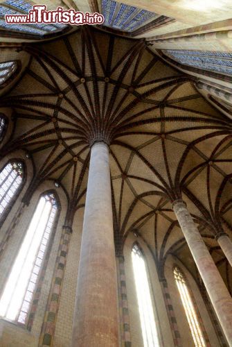 Immagine Le palmier, ovvreo la cosiddetta "palma" all'interno del Convento dei Giacobini di Tolosa. Le costole delle volte ricadono sull'ultima colonna creando quest'effetto architettonico.